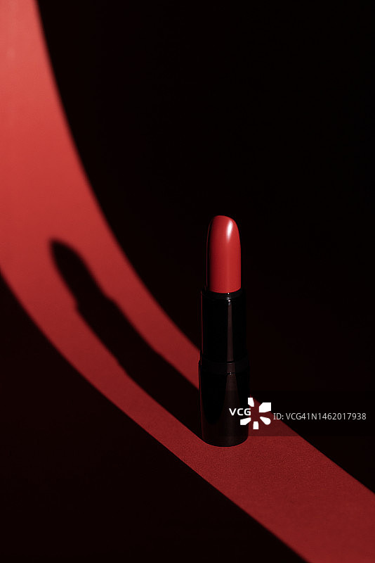 黑色背景上的红色口红与光影图片素材