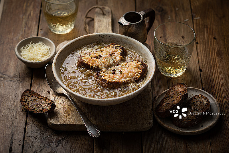 搭配奶酪烤面包的洋葱汤图片素材