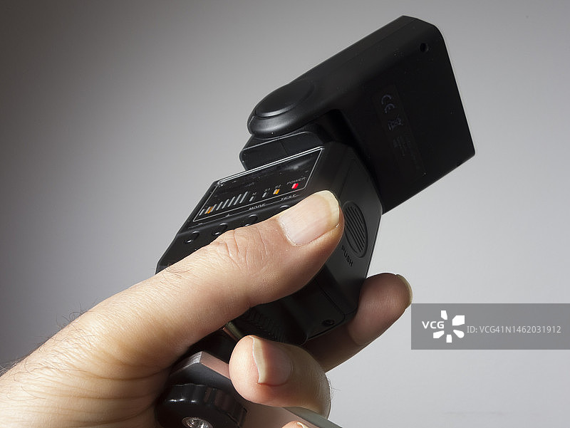 摄影师手持相机闪光灯图片素材