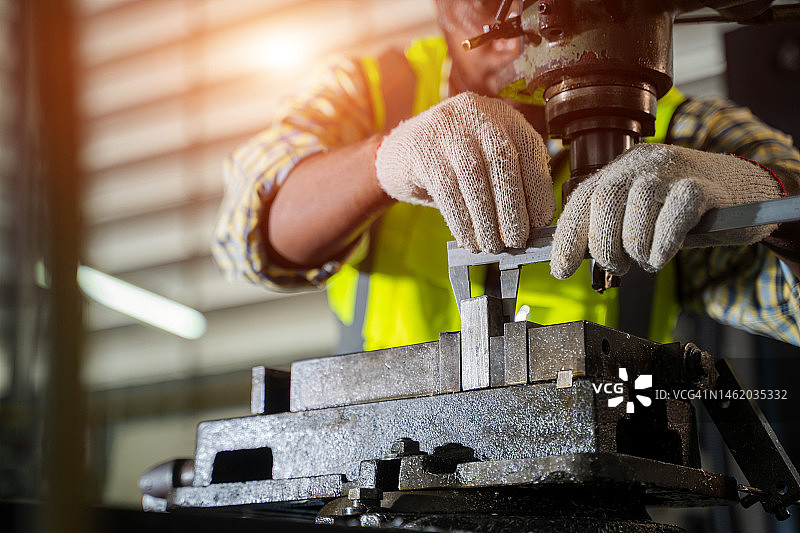 机械工程师在工厂检查机器系统图片素材