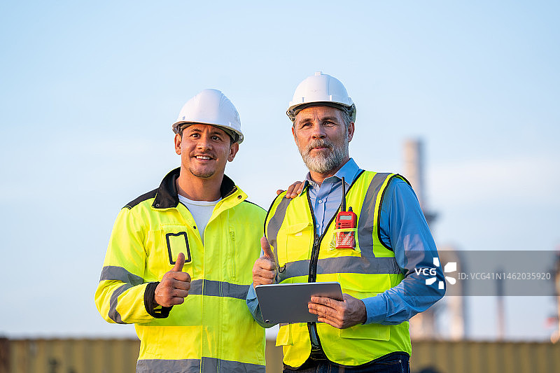在石油炼油厂工作的电气工程师图片素材