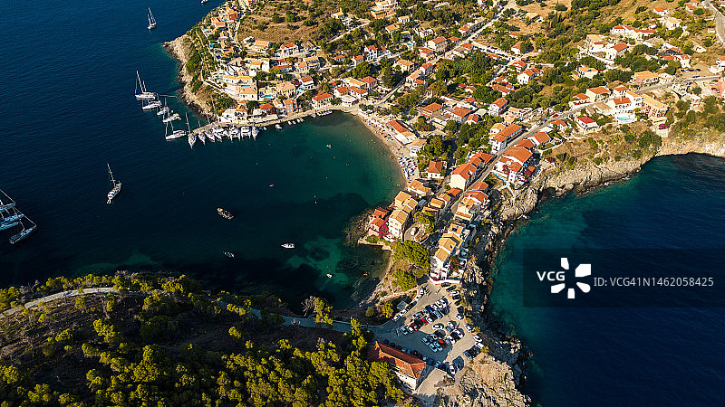 地中海岛屿上美丽小村庄的航拍视角图片素材