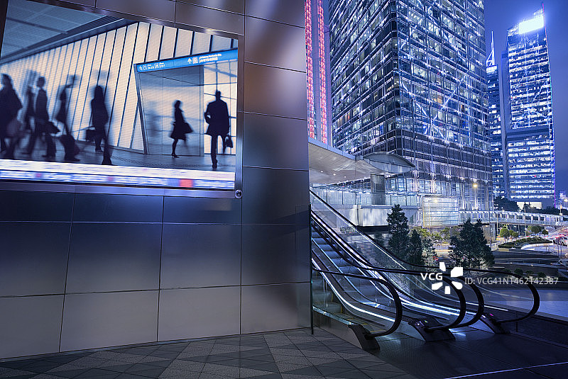 香港中央商务区黄昏大型LED显示屏图片素材