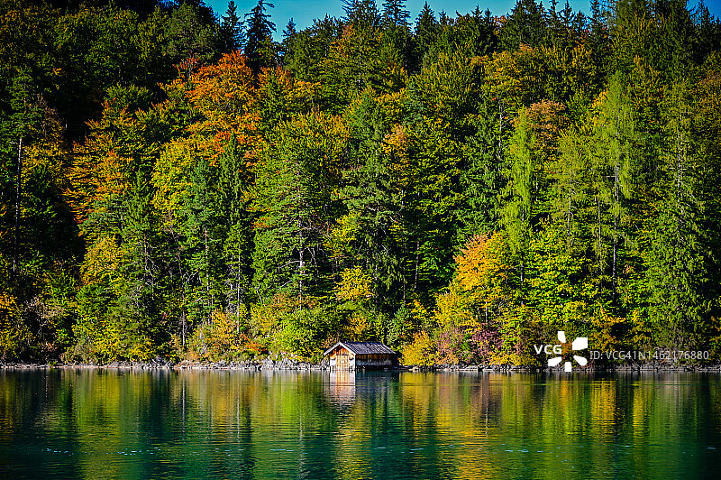 秋季阿尔卑斯湖上的船屋，德国施万高图片素材