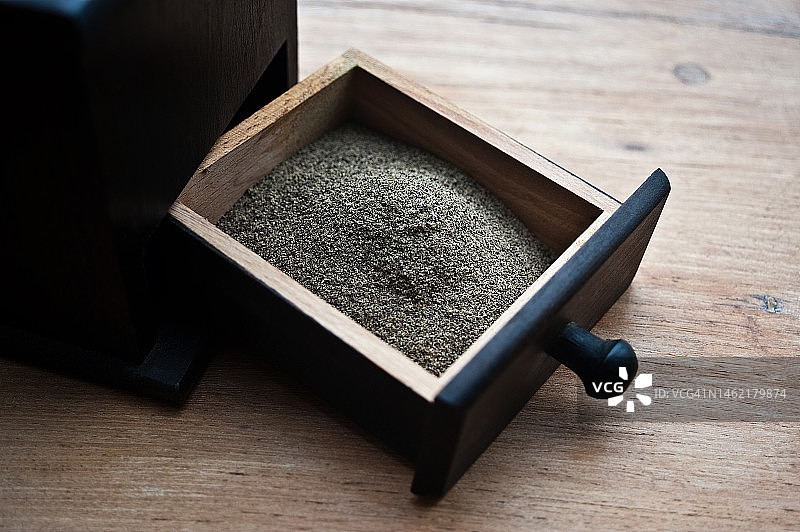 研磨黑胡椒图片素材