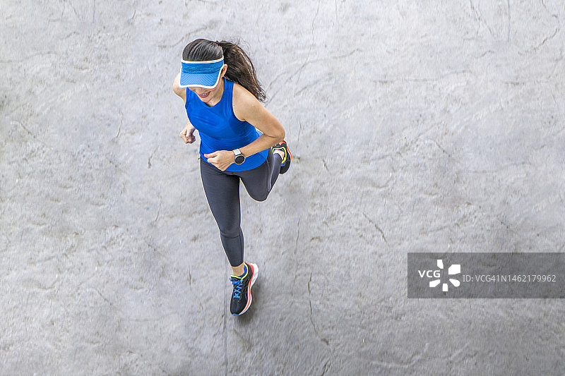 公园中奔跑的女子高角度景观图片素材