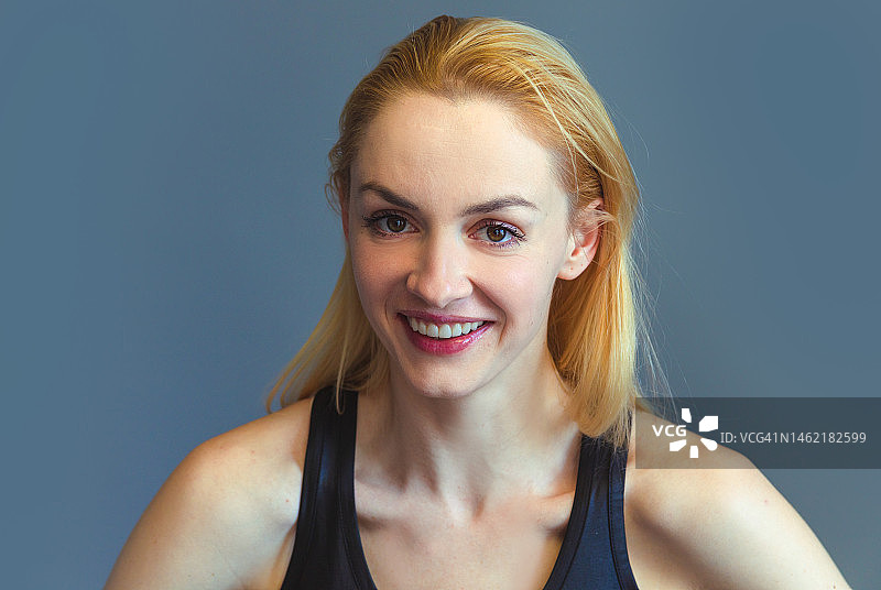 成年女性的真诚微笑，红色唇妆图片素材