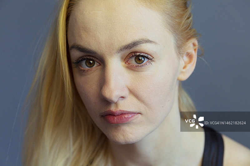 金发女人的悲伤情绪图片素材