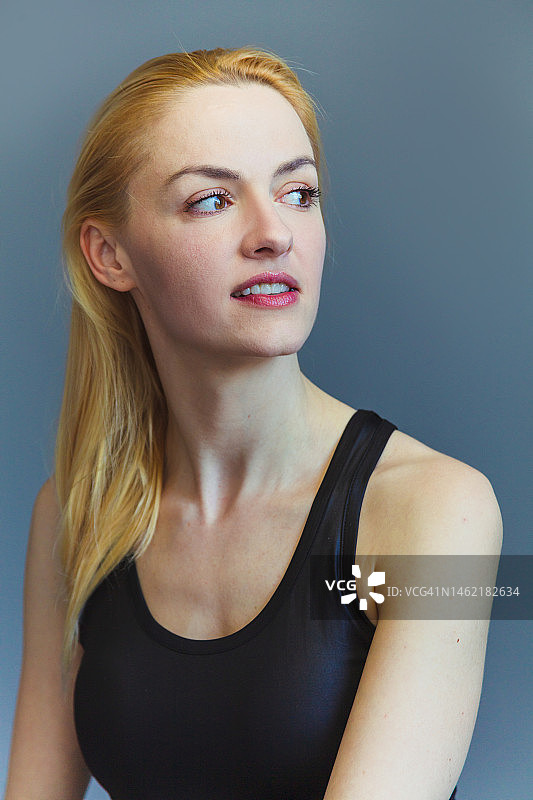 身穿黑色运动背心的金发女人图片素材