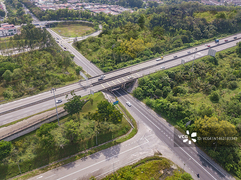 无人机视角下的城市景观：开放式公园和现代摩天大楼图片素材