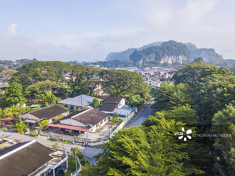 无人机视角下的城市景观：开放式公园和现代摩天大楼图片素材