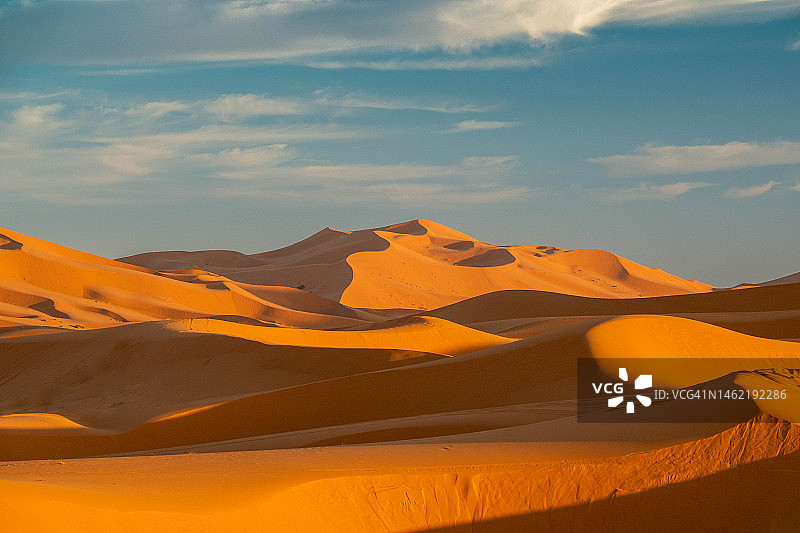 日落时摩洛哥切比沙漠的彩色景观图片素材