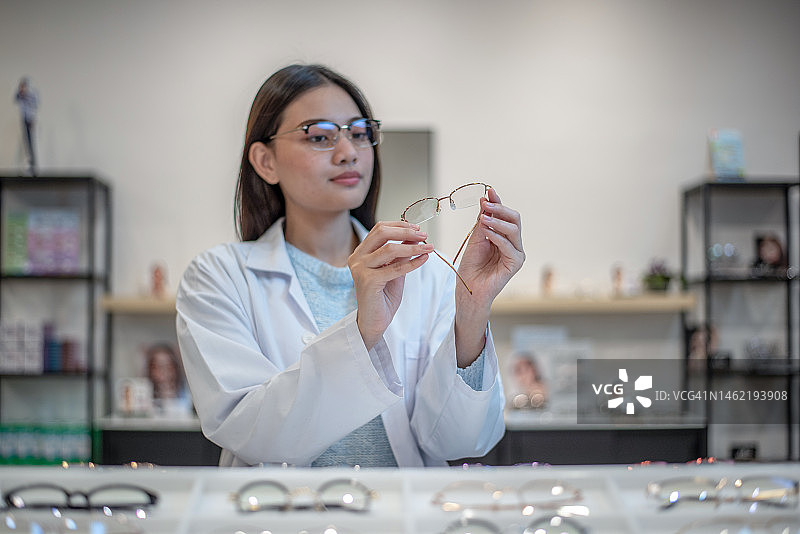 专业帮助和建议：眼镜店的验光师图片素材