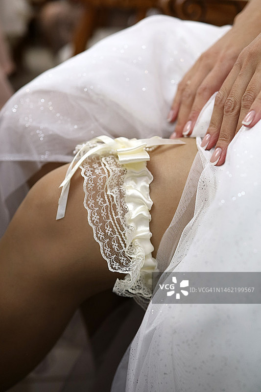婚礼上新娘腿上的吊袜带图片素材