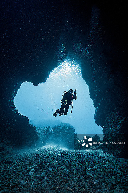 潜水员在南安达曼海探索水下洞穴图片素材