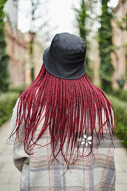 红发戴帽黑人女性的背面特写图片素材