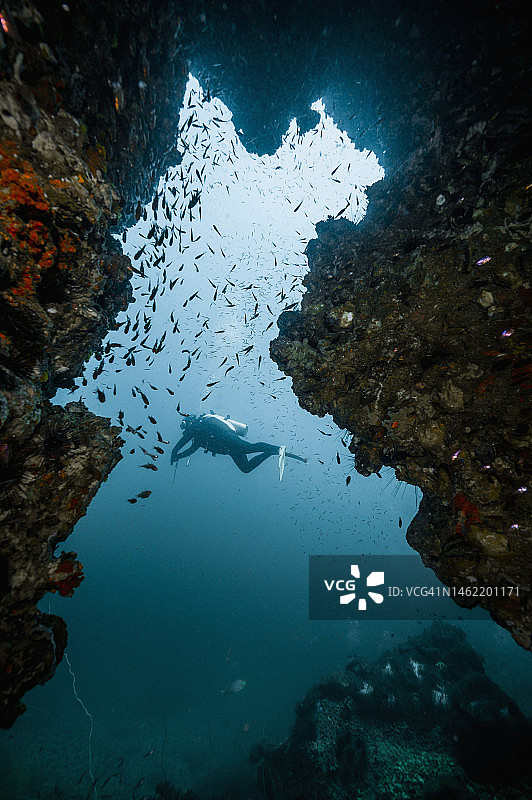 潜水员在泰国春蓬附近海域探索图片素材