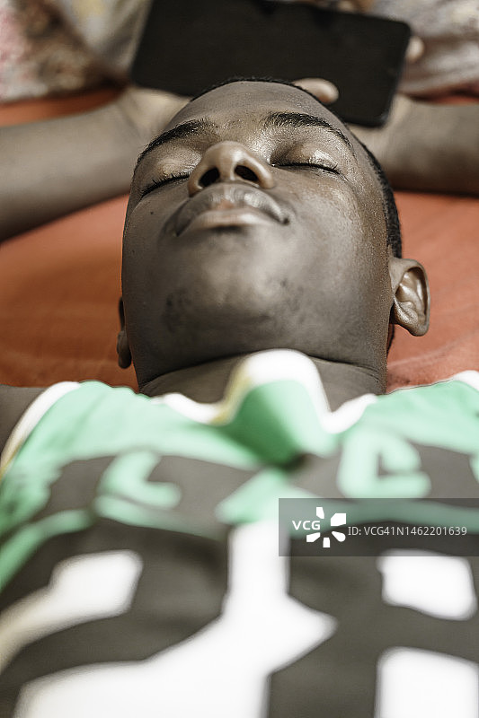 在床上睡觉的非裔美国男人图片素材