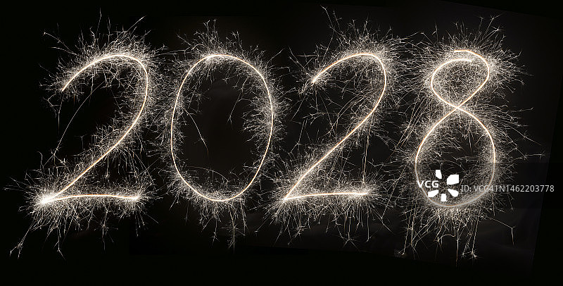 用烟花棒写下的2028年图片素材