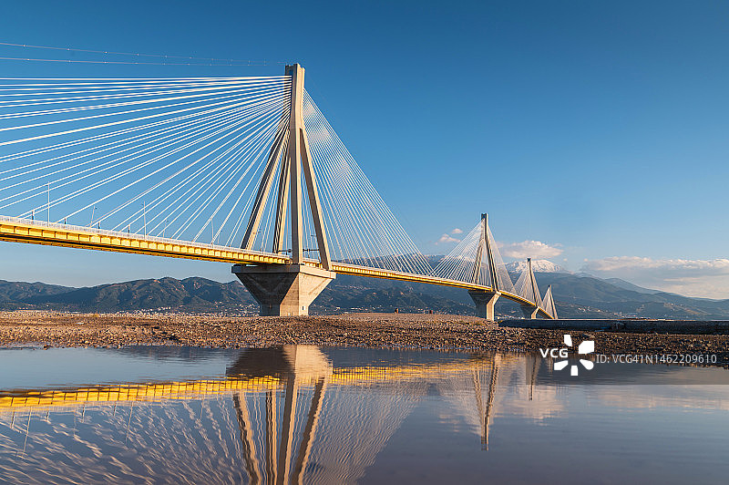 希腊科林斯湾里约-安提里奥大桥的倒影图片素材