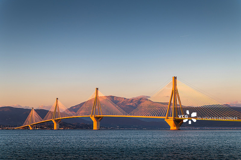 日落下的里奥-安提里奥大桥图片素材