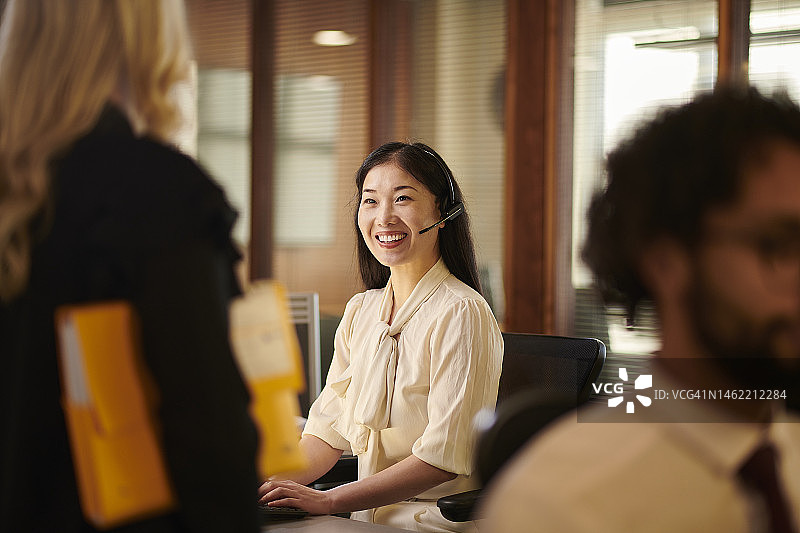 友好的办公室同事图片素材