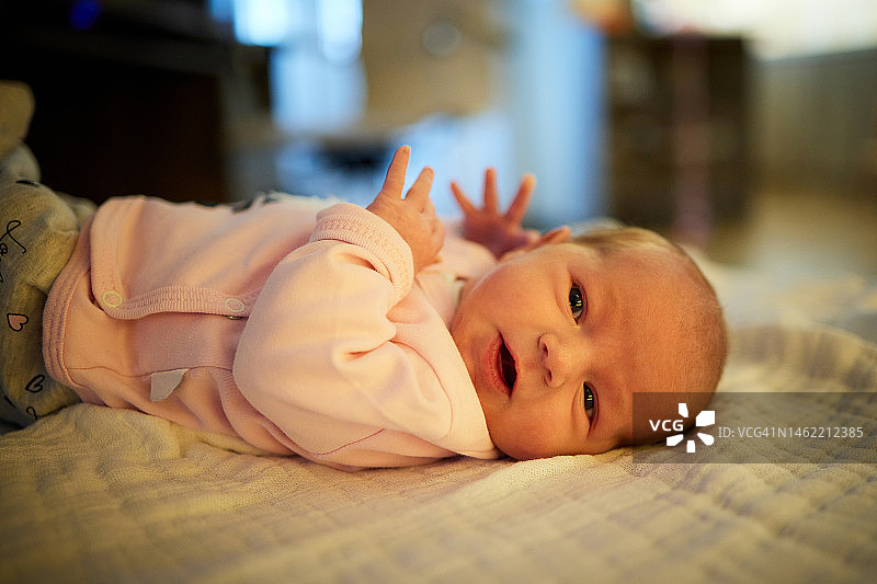 躺在家里的可爱新生女婴图片素材