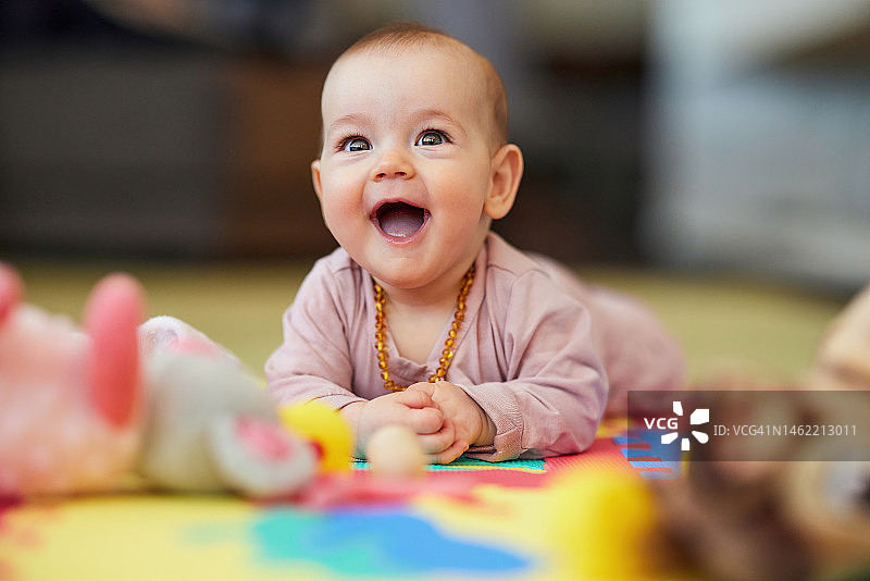 快乐的女婴在家放松图片素材