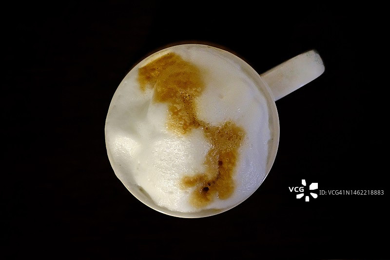 黑色背景下的卡布奇诺咖啡杯图片素材