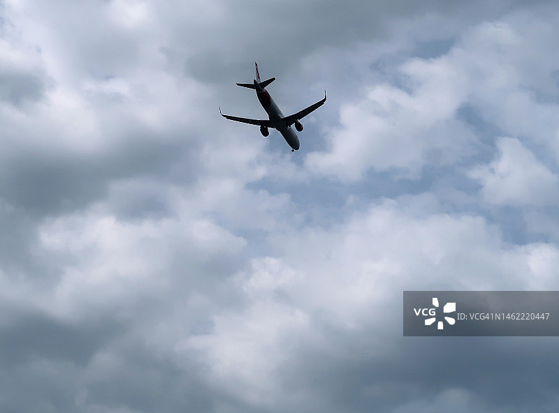 起落架已放下的双引擎客机图片素材