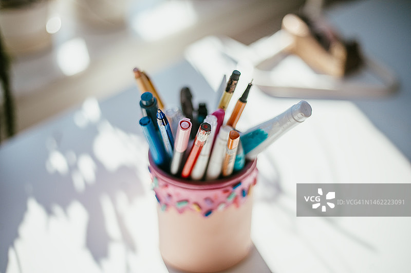 办公桌上笔筒里的各种笔图片素材