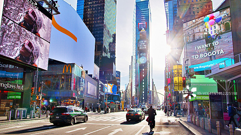 阳光下的纽约曼哈顿时代广场图片素材