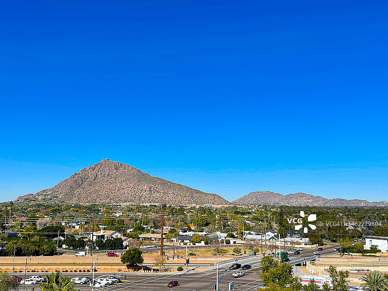 斯科茨代尔住宅区上方的骆驼背山图片素材