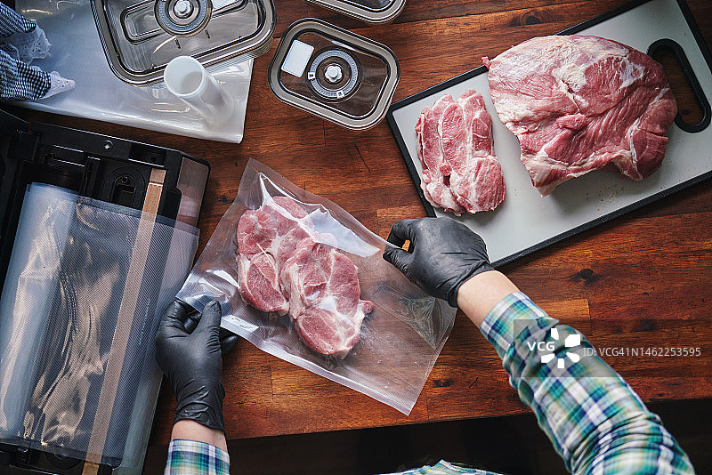 食品安全：真空保鲜袋冷藏鲜猪排图片素材