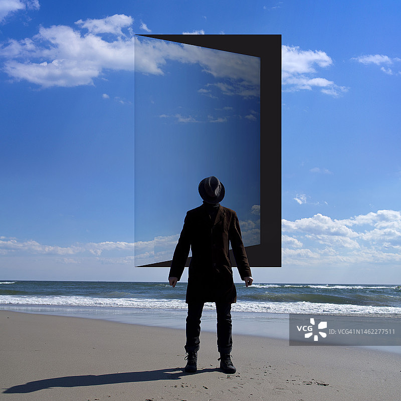 男子站在天空中的敞开的门前图片素材