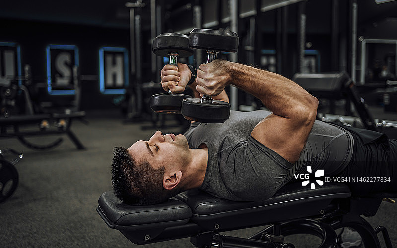 男人用哑铃锻炼图片素材