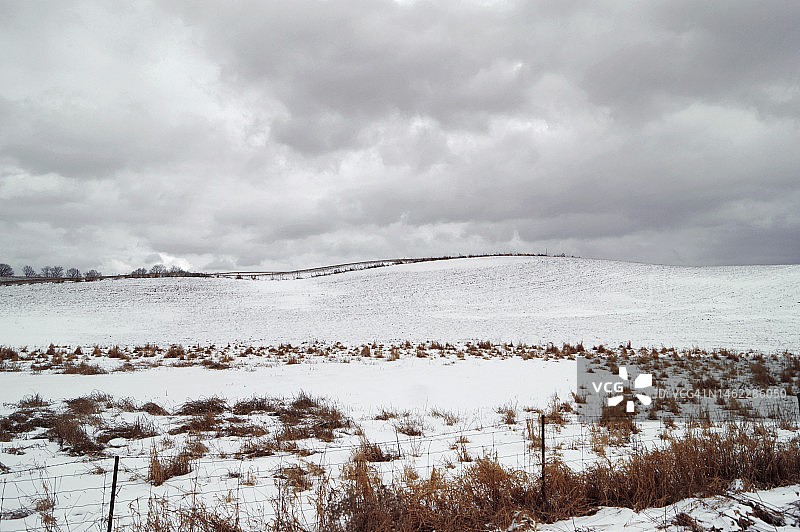 被雪覆盖的田野与草地和云彩图片素材