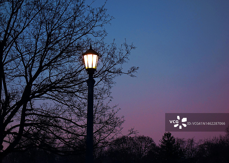 黄昏时的户外灯图片素材