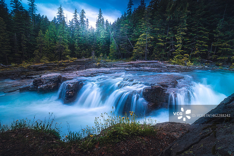 蓝色瀑布图片素材