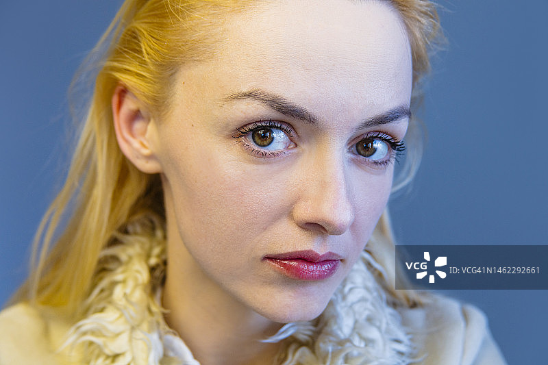 表情惊讶地看着镜头的女人图片素材