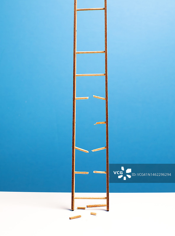 损坏的梯子图片素材