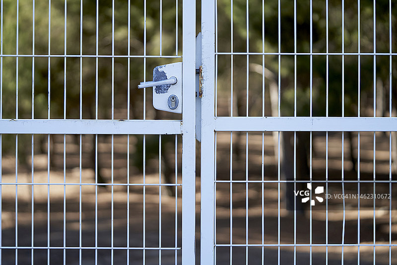 建筑物外金属隐私门锁特写图片素材