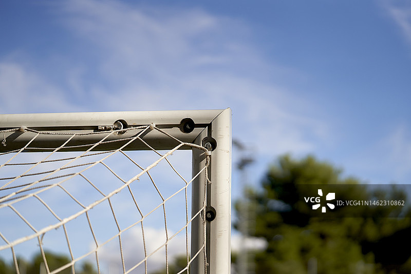 无人足球场金属柱角落与球网图片素材