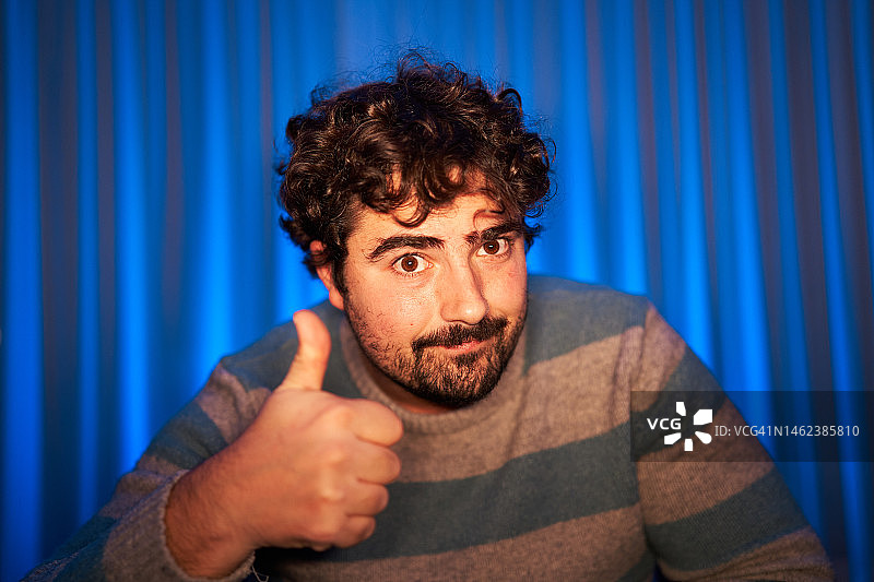 友善的男人手势OK看向镜头图片素材