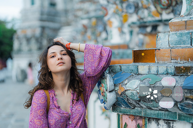 女人站在黎明寺宝塔的背景前图片素材