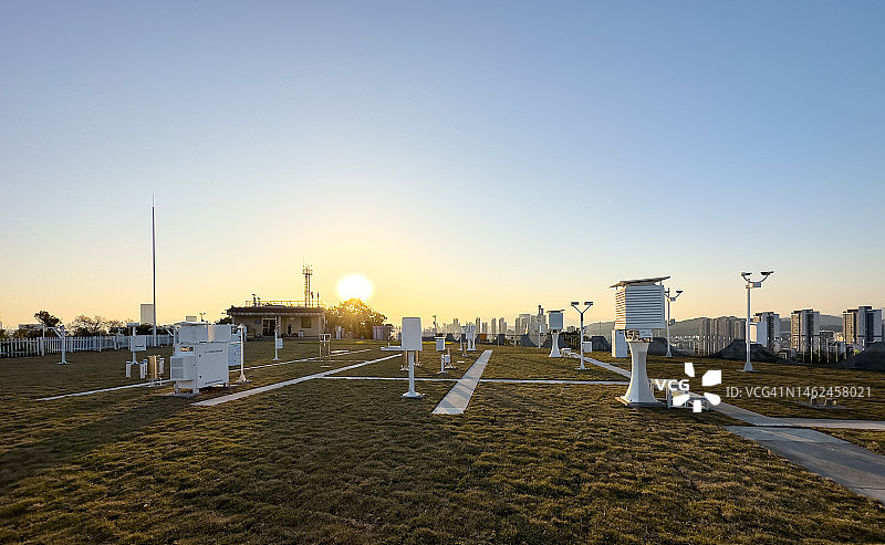 日落时的城市气象站图片素材