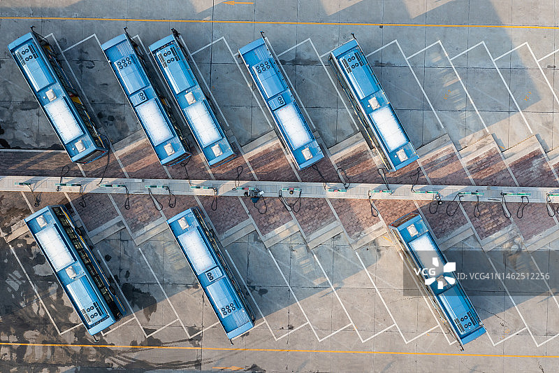 电动巴士充电站航拍图片素材