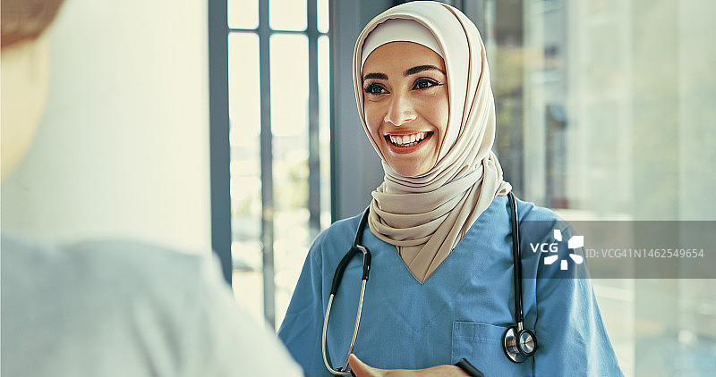 穆斯林医生与妇女的医疗咨询图片素材