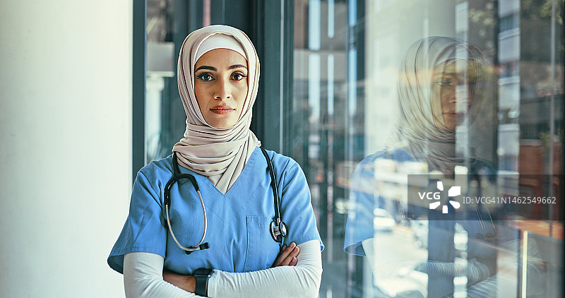 穆斯林女医生在医院，对医疗保健和创新充满愿景的自豪女性肖像。具有雄心、领导才能和心态的伊斯兰专家在诊所为医疗、目标和职业服务图片素材