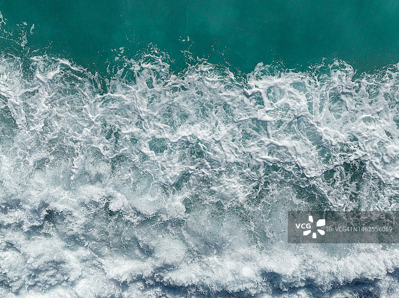 法国蔚蓝海岸的俯视海水纹理特写图片素材
